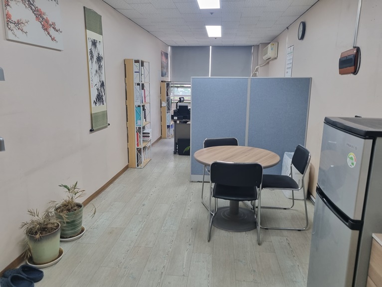 현대작명역학원 상담실 내부
