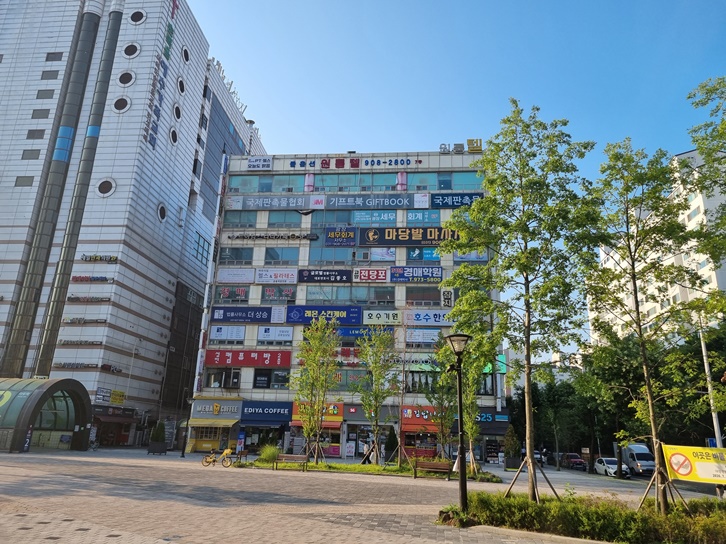 마두역 2번 출구 옆 작명소 건물 전경